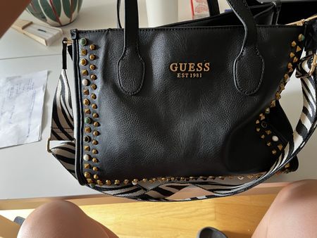 Sac à main rectangle Guess avec bandoulière zèbre 