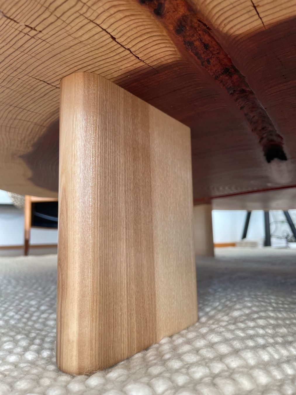 Tavoli: 130-year-old giant sequoia cookie slab lounge table – Nuovo (secondo la descrizione) da Meilen venduto da TN20 8