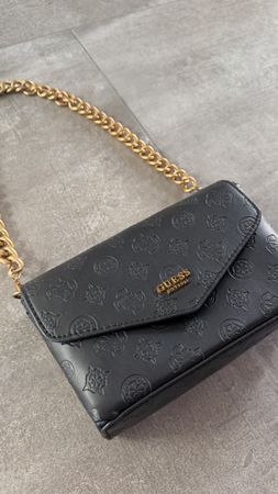 Guess Handtasche schwarz mit goldfarbener Kette klein