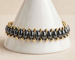 Bracciale pietra naturale ematite e perle dorate