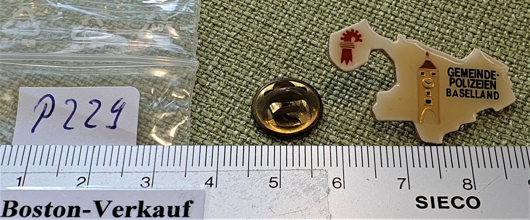Placchette & Badge: P229 - Pin Gemeinde Polizei Baselland – Usato da Reinach BL venduto da Boston-Verkauf 1