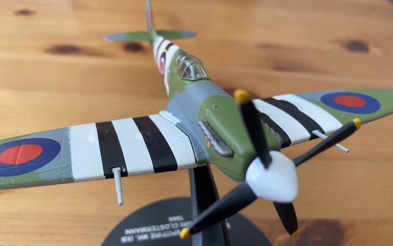 Kit di modellismo & Modellini statici: Spitfire MK.IXB, pilot Pierre-Henri Closterman, 1944 – Nuovo e nell'imballaggio originale da Prangins venduto da Timband