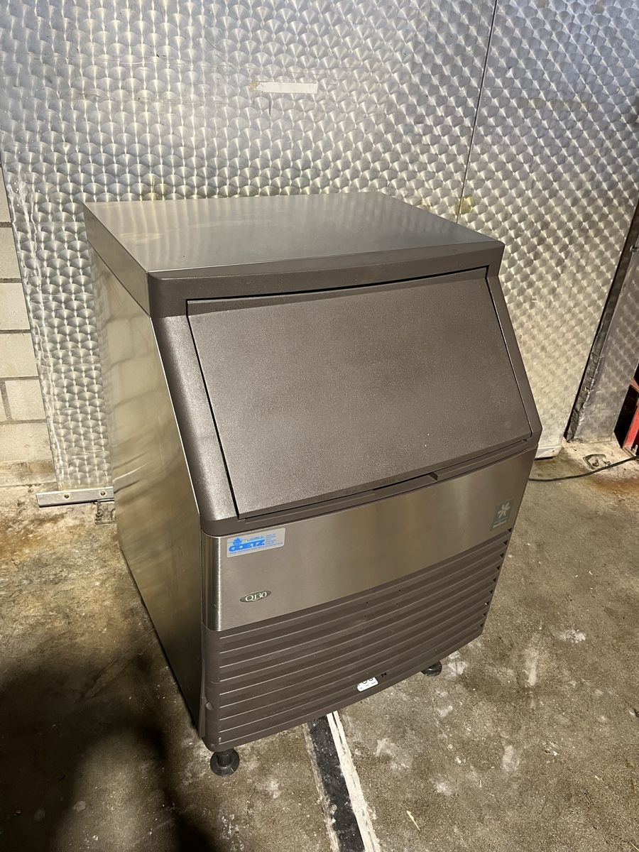 Appareils de cuisine: Eiswürfelmaschine, – D'occasion à Wohlen AG par Moh80