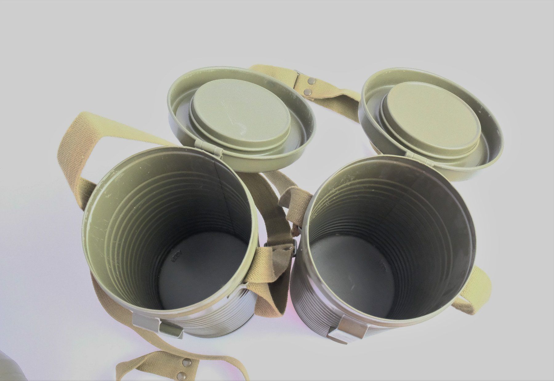Ausrüstung & Ersatzteile: Zwei Schweizer Armee Gasmasken – Gebraucht aus Volketswil von  6