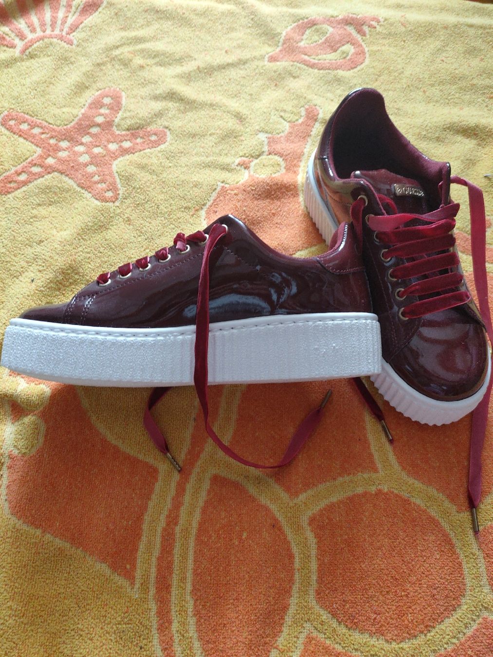 Guess Damenschuhe: GUESS Damen Sneaker Grösse 37  – Gebraucht aus Morens FR von christa25 1