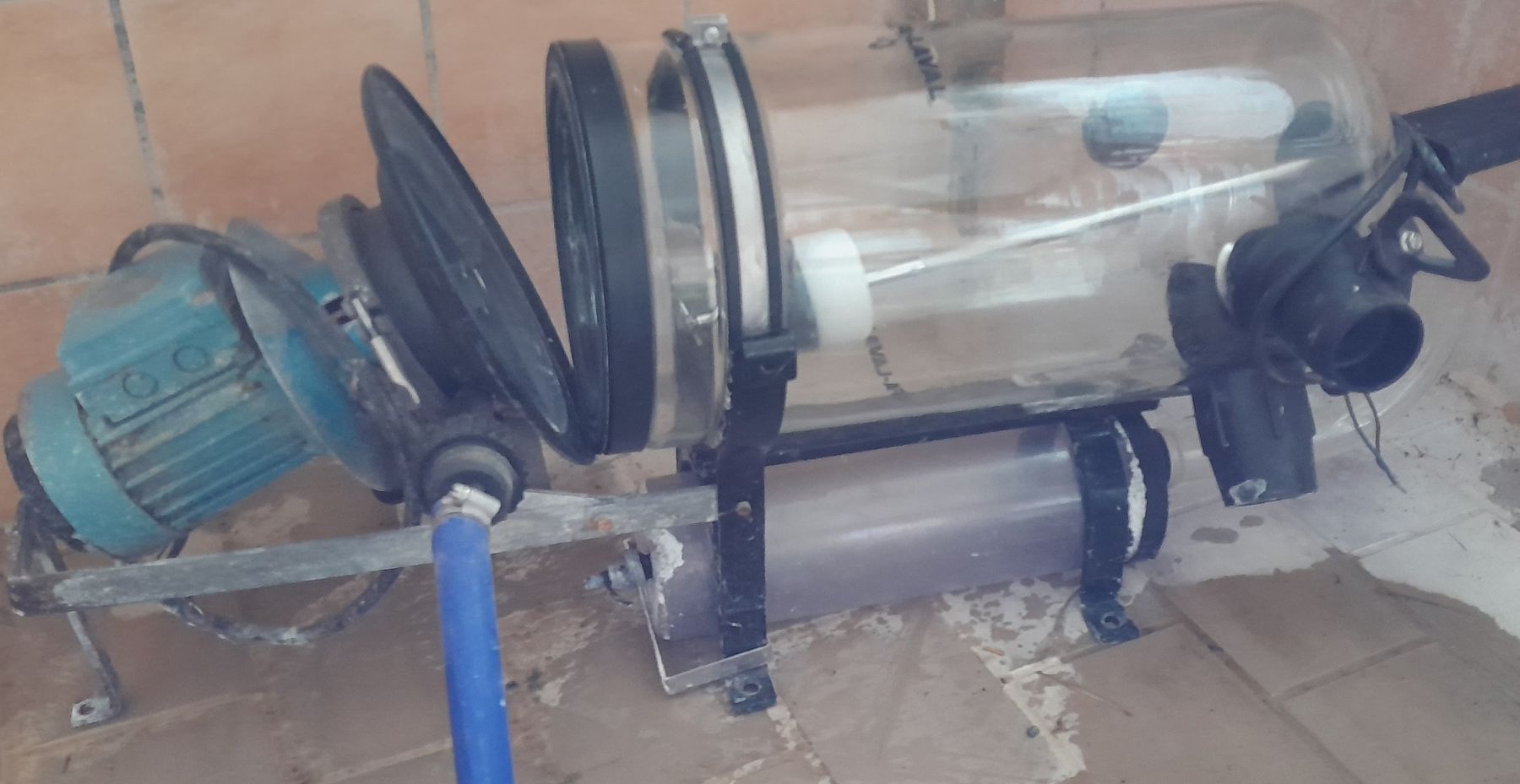 Matériel de laboratoire: Alfa laval Milchpume – Défectueux à Bennau par Vigispez