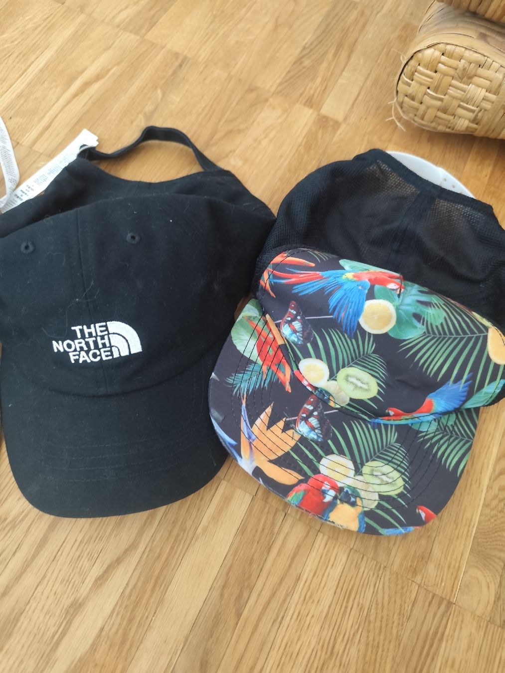 Altro in  Abbigliamento & Accessori: Baseballkappen 3er Set Guess North Face bunte Musterung – Nuovo (secondo la descrizione) da Zürich venduto da sam_c9nd 2