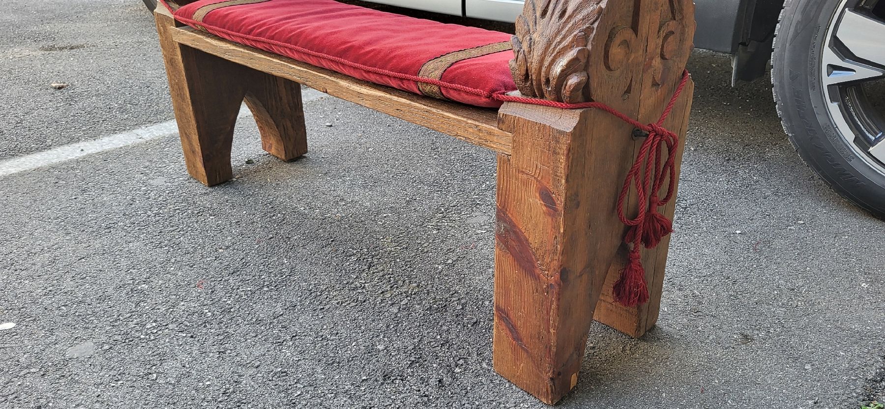 Panchine: Holzbank mit rotem Samtkissen - rustikal & selten! – Usato da Bellach venduto da Kebjeer 3