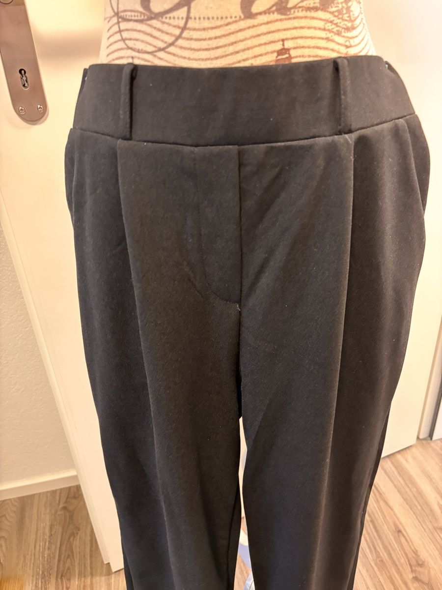 Hosen: schwarze leichte Damenhose Grösse S – Gebraucht aus Gossau SG von Swisslady25 2