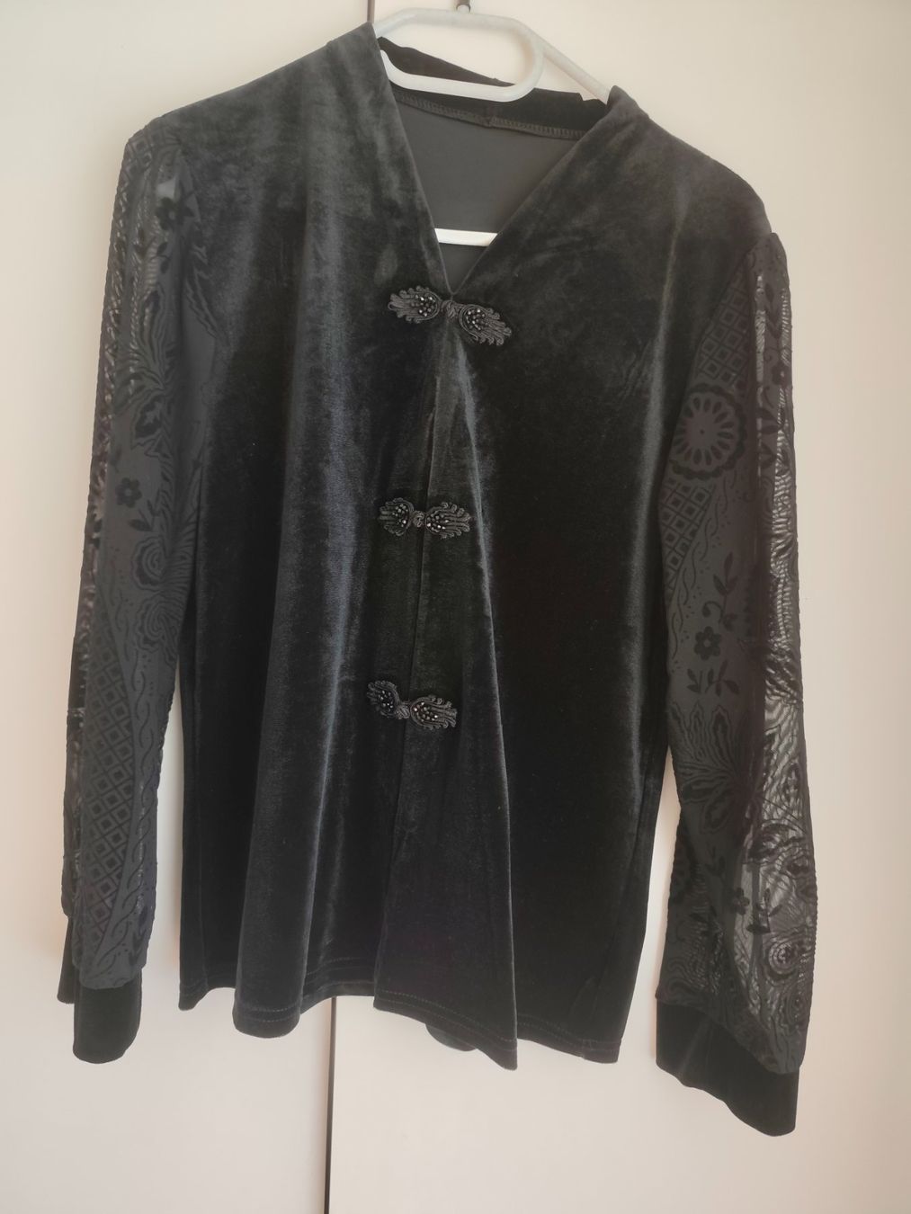 Camicette: Damen Bluse Samt Spitzenärmel schwarz Grösse M neu – Nuovo (secondo la descrizione) da Eschenbach LU venduto da Orchi