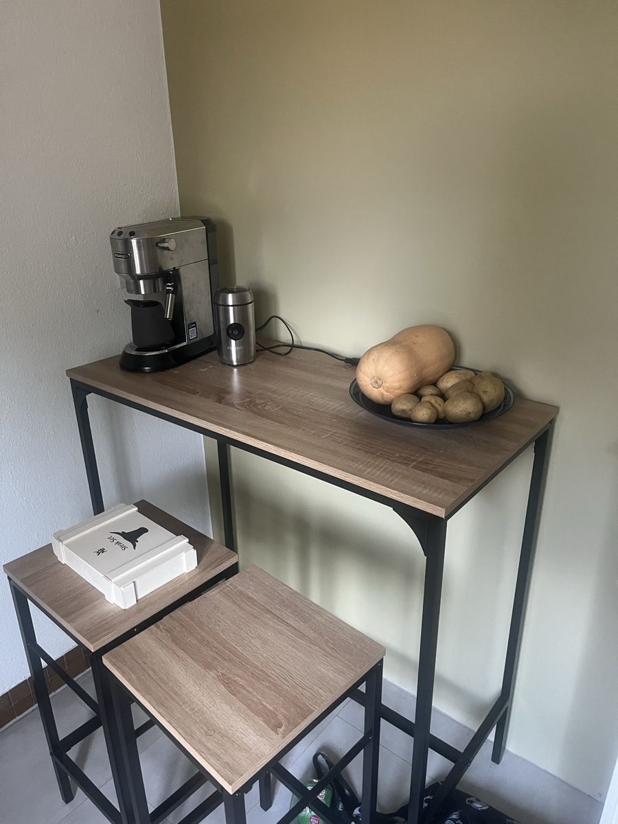 Ladenausstattungen & Messebau: Tisch + Barhocker – Gebraucht aus Zürich von vat_l7th