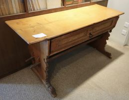 Antiker Tisch mit grosser Schublade anno 1742