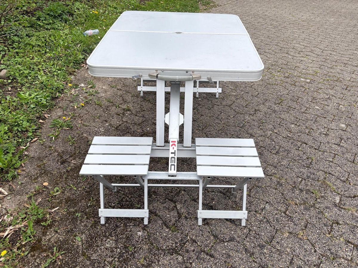 Set di tavolo e panche: Camping-Klapptisch mit 4 Hockern – Usato da Bremgarten AG venduto da moreman 2