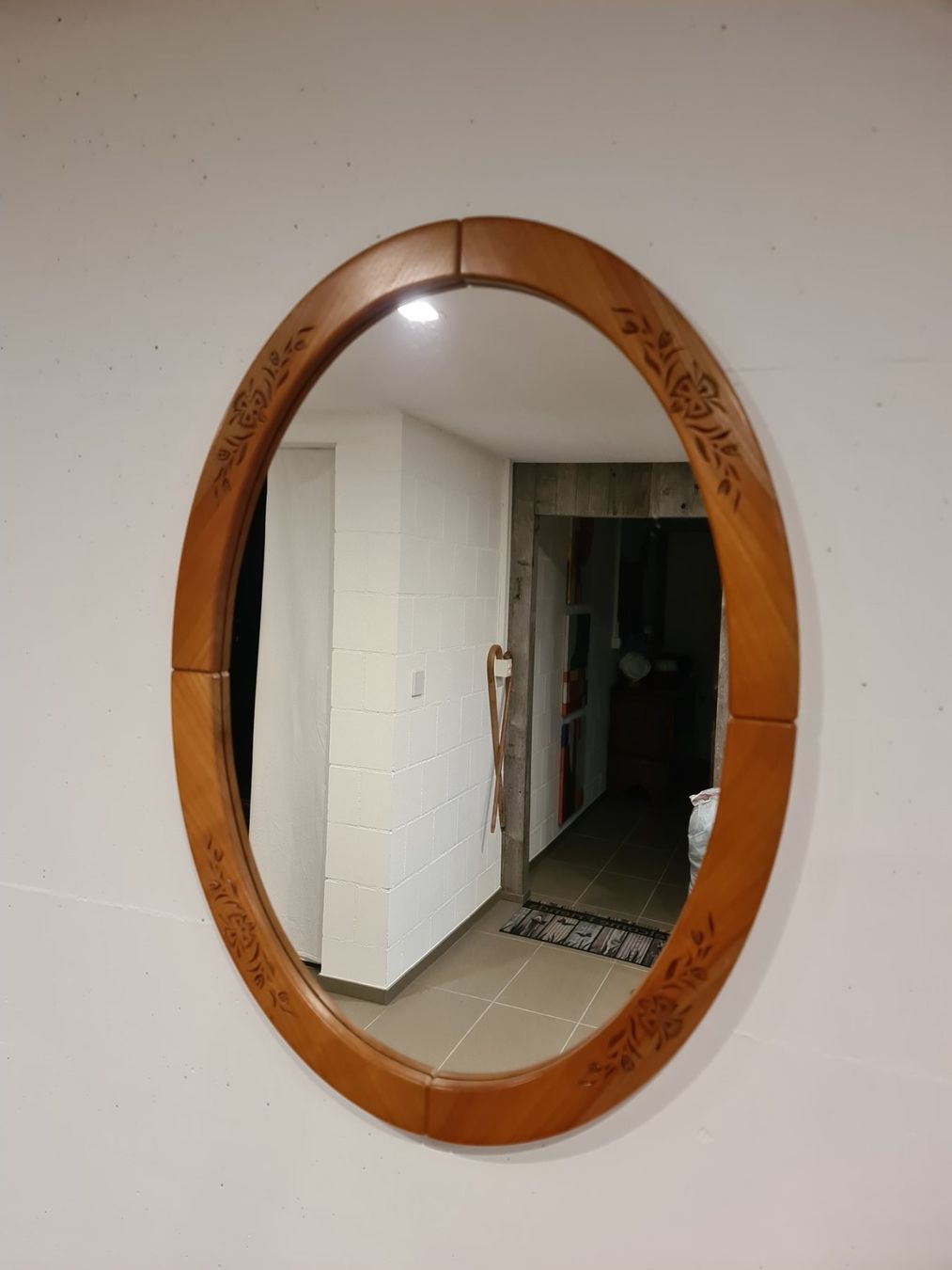 Cassapanche: Truhe mit Garderobe und Spiegel – Usato da Escholzmatt venduto da Moscato 4