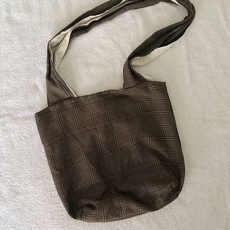 Karierte Schultertasche