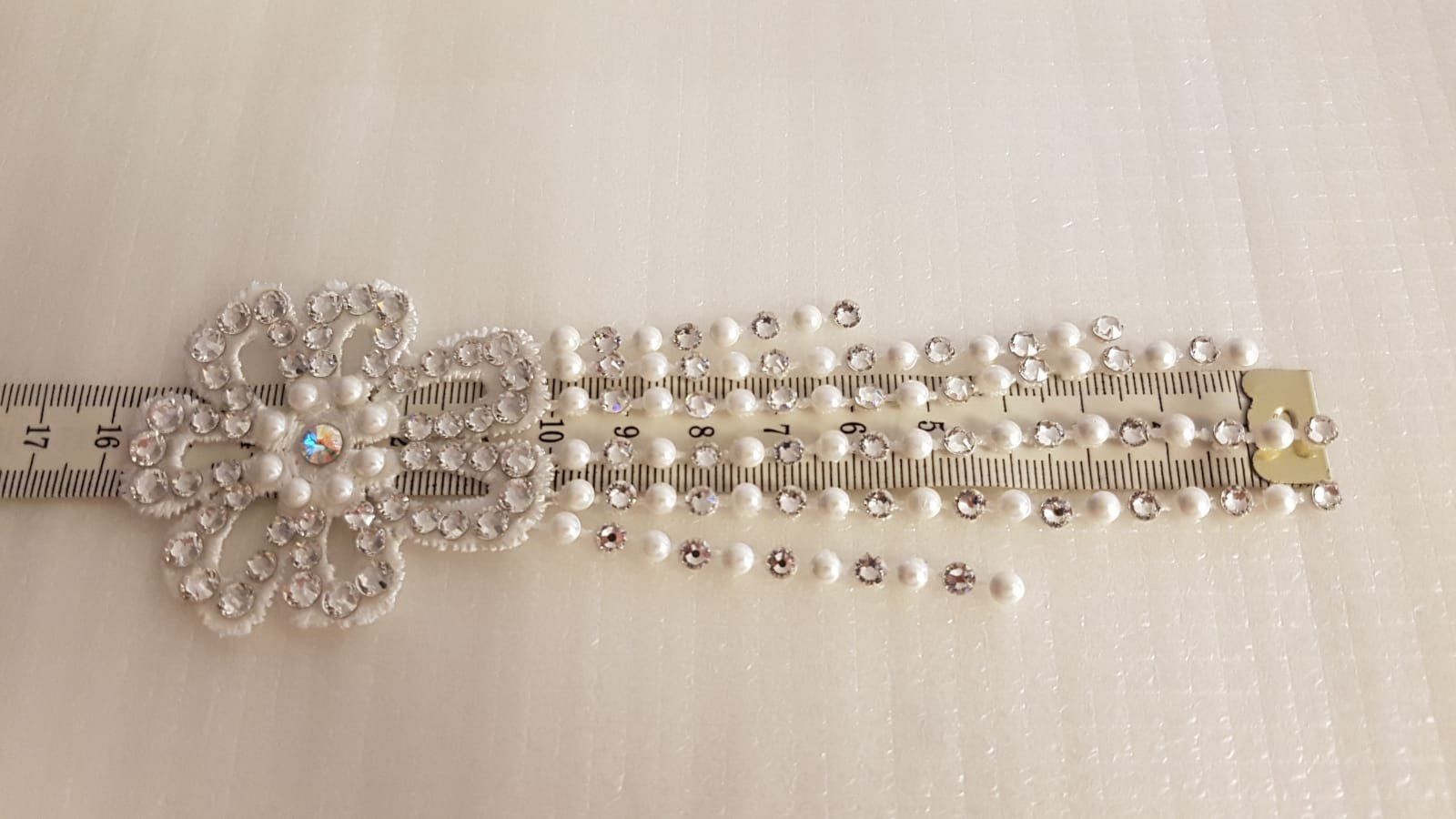 Tutte le decorazioni: Spitze Applikation mit Swarovski StrassSteine. – Nuovo (secondo la descrizione) da Zürich venduto da ata_c8nh 3