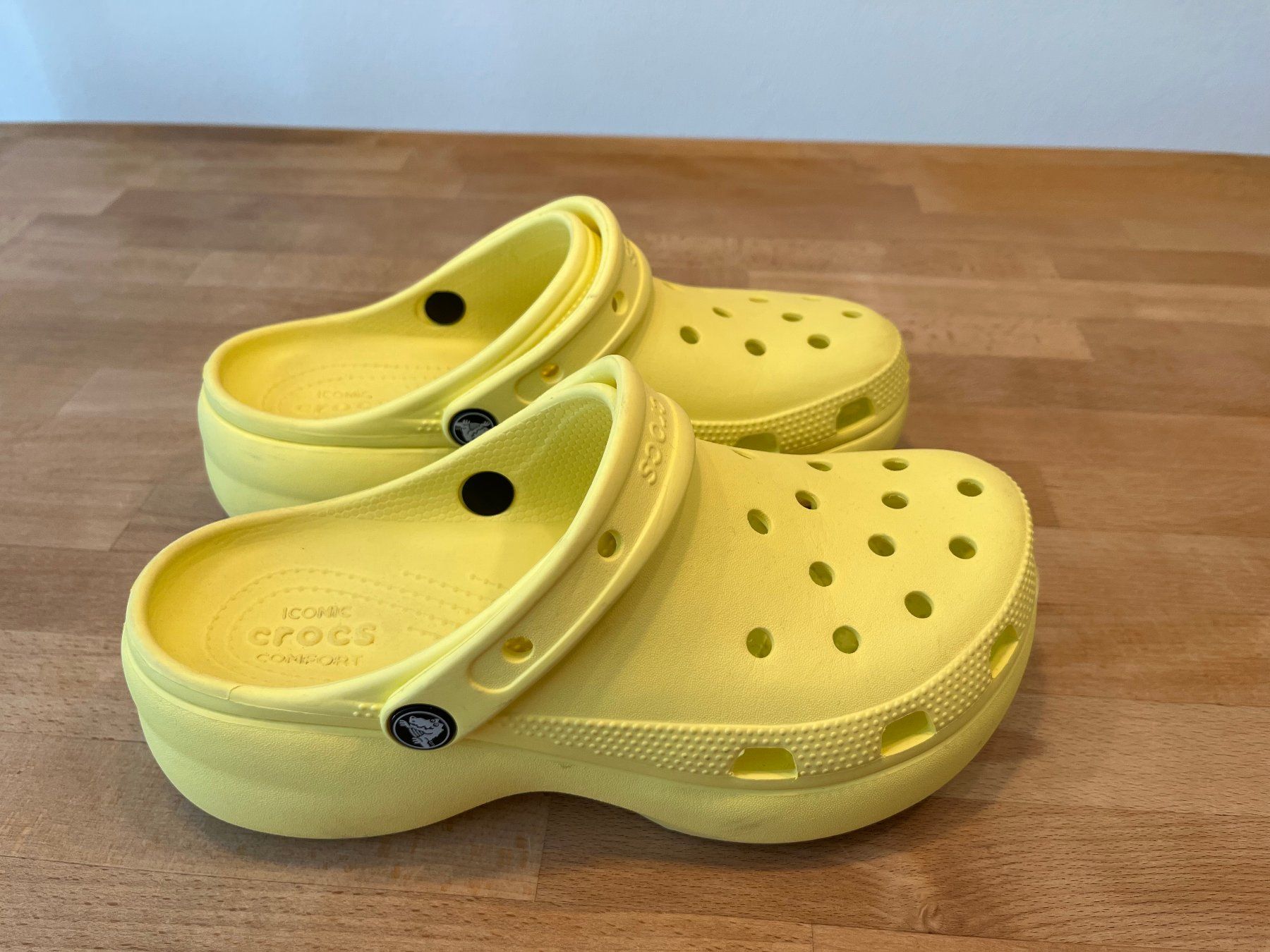 Crocs Chaussures hommes: Crocs Classic Platform Clog - Gelb W8 – D'occasion à Stans par emodermatt
