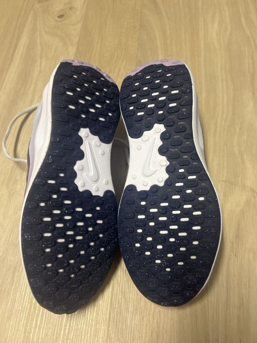 Nike Scarpe per ragazze: Hallenschuhe Nike Grösse 35.5 – Usato da Fischbach- Göslikon venduto da Rommel 2