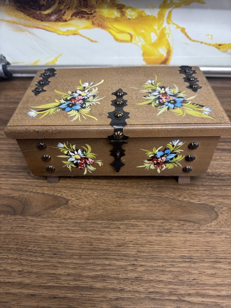Coffres: Holzschatulle mit Blumenmotiv  – D'occasion à Oftringen par Makeq