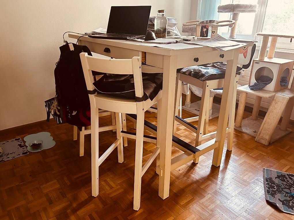 Set de table et chaises: IKEA Bistrotisch mit 4 Stühlen weiss – D'occasion à Allschwil par tan_p5r7
