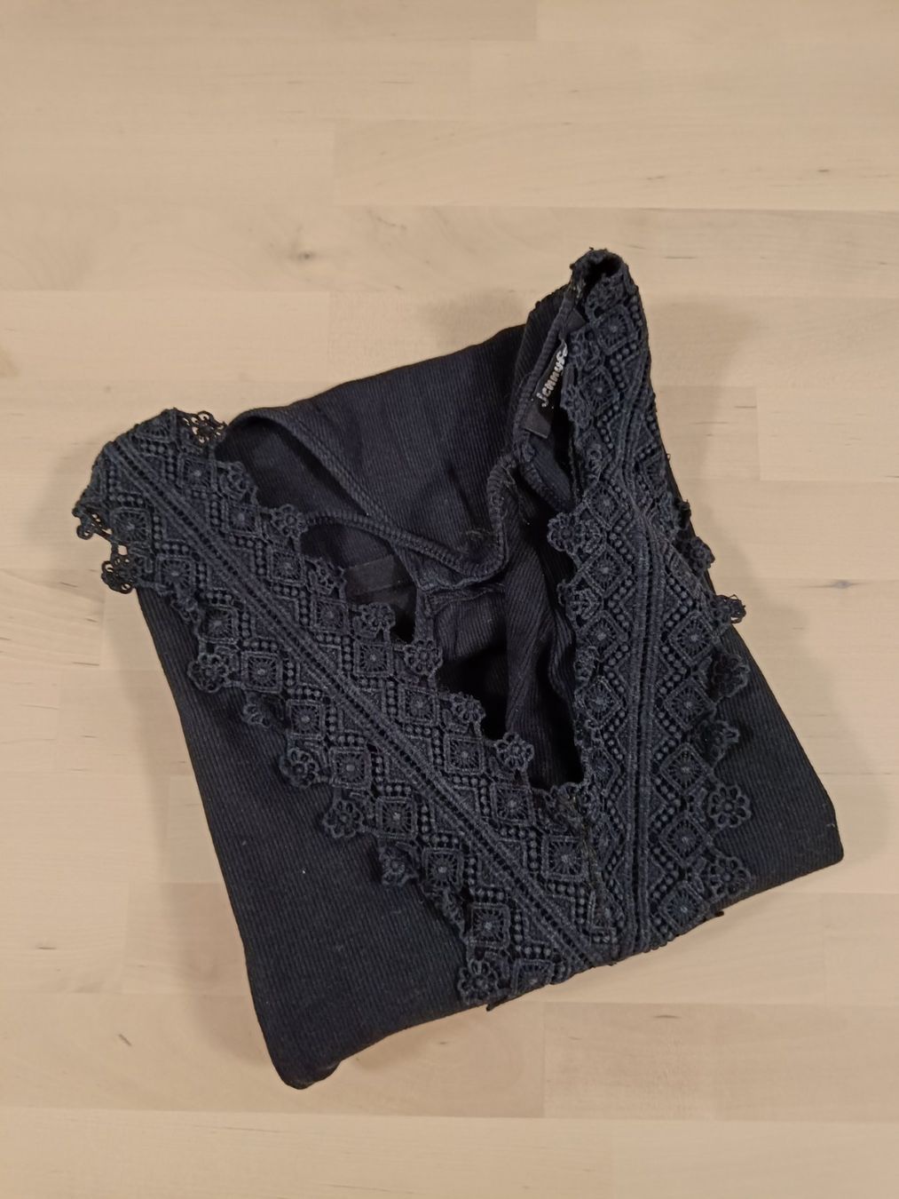 Top: Schwarzer Body mit Spitze | V-Ausschnitt Grösse M – Usato da Zürich venduto da Atelier.Second 7