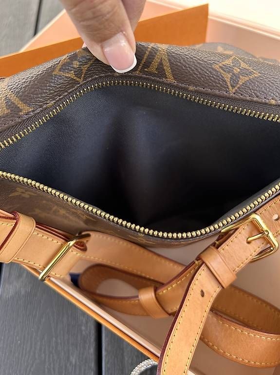 Sacs: Louis Vuitton BUMBAG Canvas Monogramm  – D'occasion à St. Pantaleon par Vogue3 4