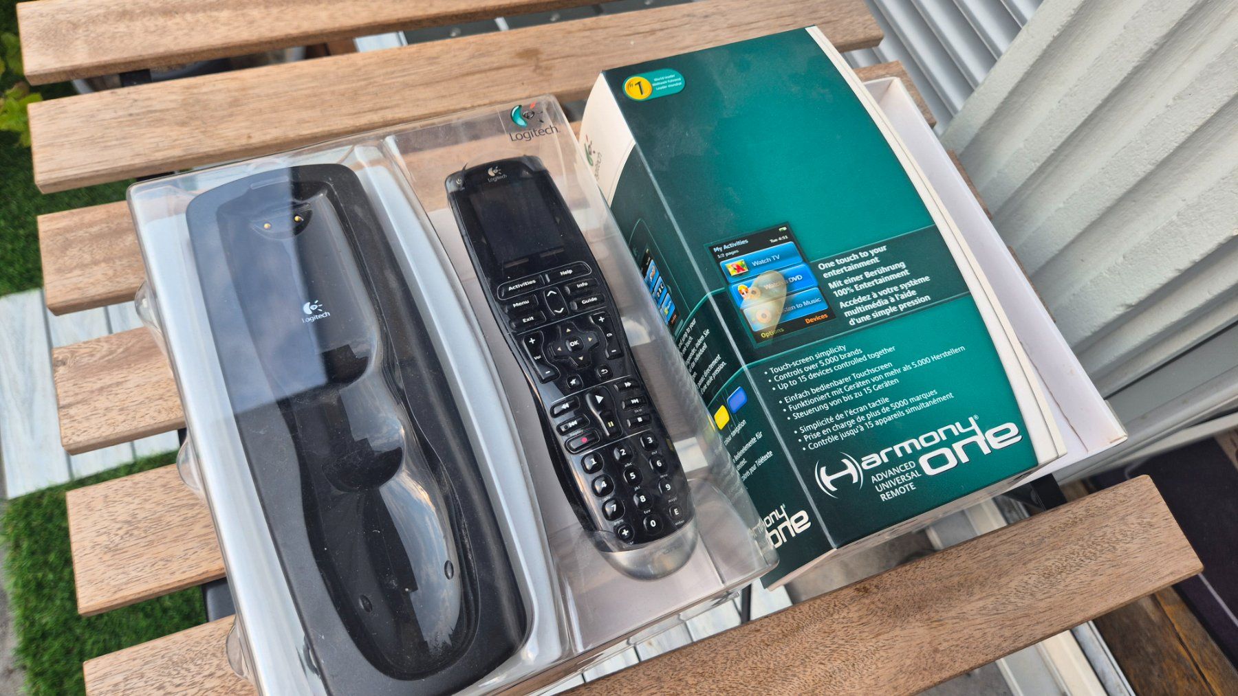Logitech Fernbedienungen: Logitech Harmony One Universalfernbedienung OVP – Gebraucht aus Zürich von Pwrslv 2
