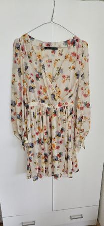 Zara Kleid mit Blumenmuster, Grösse XS, leicht!
