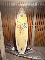 Planche de surf avec accessoires et housse de transport