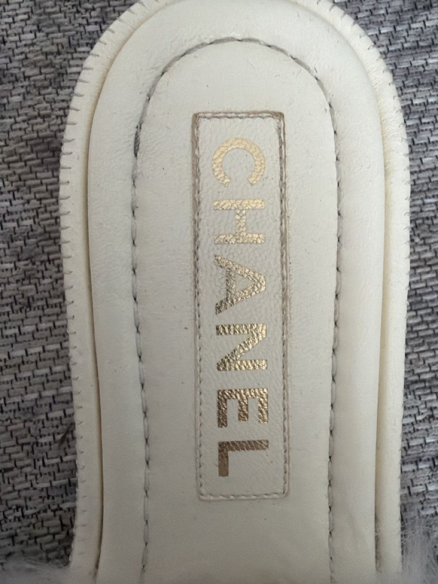 Chanel Scarpe da donna: Chanel Fur Slides  – Usato da Stallikon venduto da RTagel 3