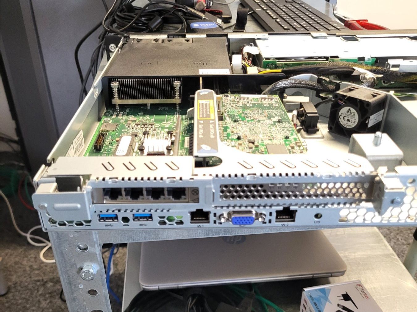 Hewlett Packard Server: HPE ProLiant DL20 Gen 9 mit 4 HDD – Gebraucht aus Rümlang von Greenliff 7