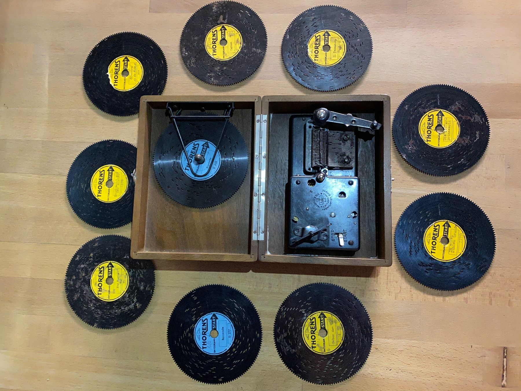 Thorens Spieldosen: THORENS POLYPHON ANTIKE SPIELBOX MIT 9 METALL LOCHPLATTEN – Gebraucht aus Vorderthal von cgar2009 1