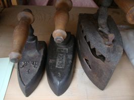 Antike Bügeleisen, 3 Stück, Holzgriff, Deko, Sammlerstück...