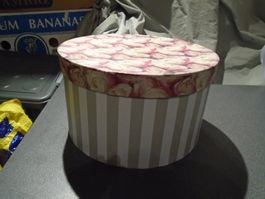Geschenkbox rund, Deckel Rosen