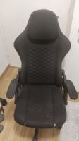 Gamer Stuhl, schwarz, mit Gebrauchsspuren. Perfekt f. Herbst