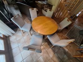 Table ronde ancienne avec 6 chaises modernes