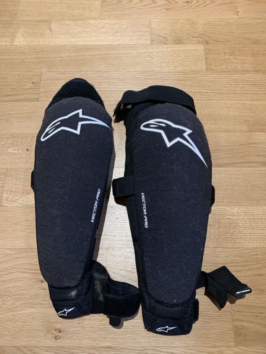 Alpinestars Protezioni & Imbottiture: Alpinestars Vector Pro Knieprotektoren Gr. S/M,  – Usato da Bern venduto da Chillaui