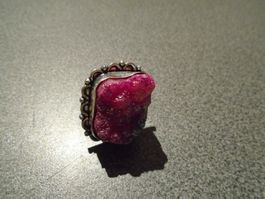 Ring gross/pinker, aufgerauter Stein