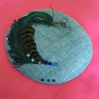 Petit chapeau rond à plumes rétro