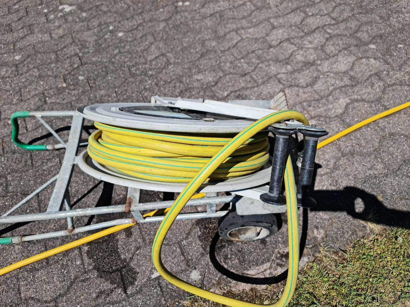 Tubi & Tubi flessibili: Gartenschlauch Aufroller mit Schlauch. – Usato da Bonaduz venduto da almilo 1