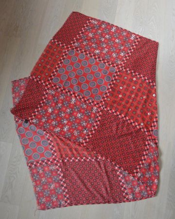 roter Viskose Schal mit unterschiedlichen Quadrat Mustern