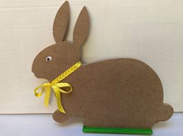 Osterhase liegend, aus Holz