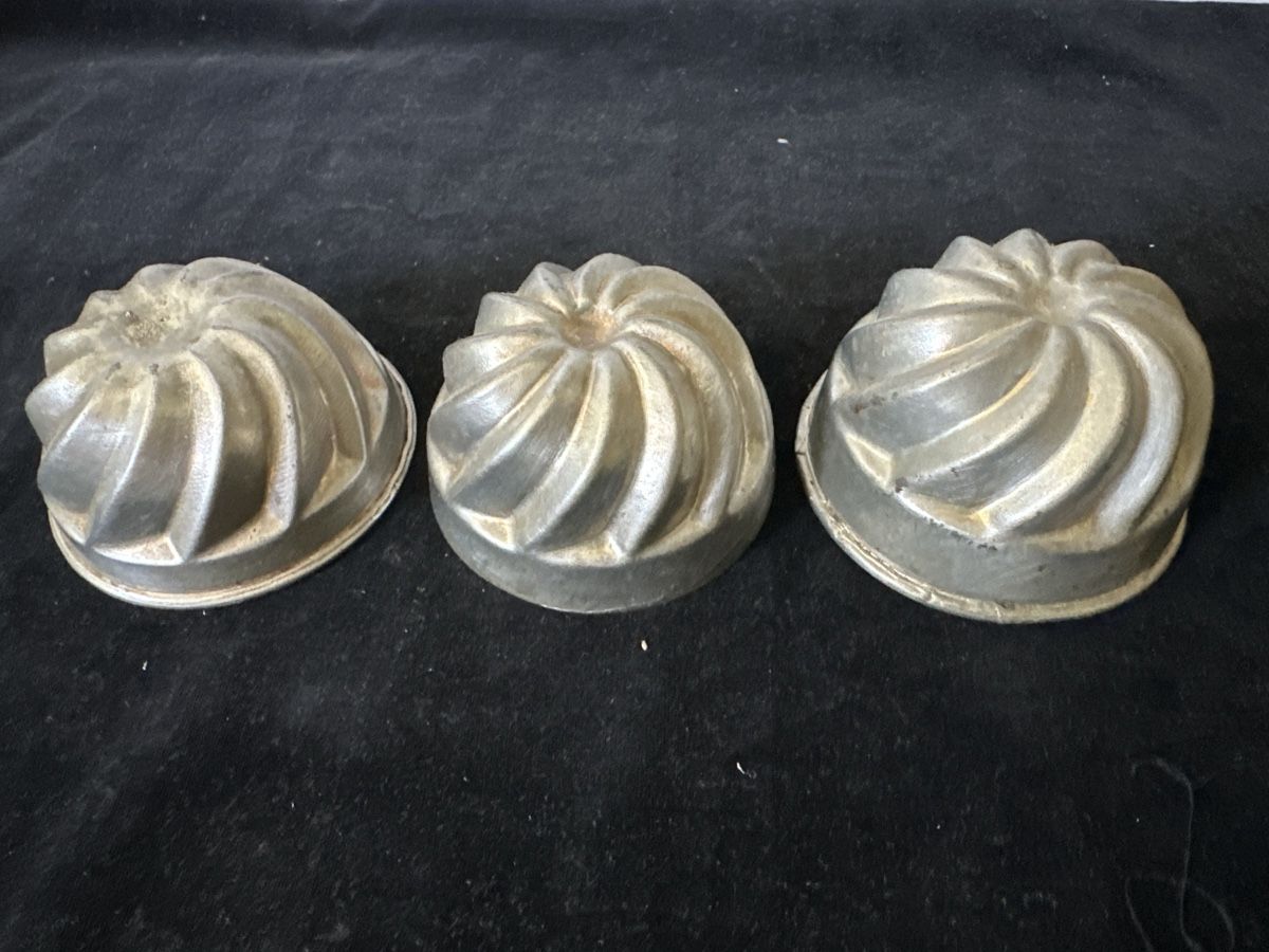 Teglie da forno: 3 Antike, Backformen aus Edelstahl Vintage  – Usato da Zürich venduto da Chaeffeler 3