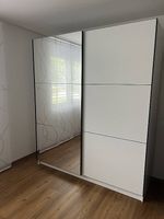 Kleiderschrank Weiss mit schwarzen Griffen, Neuwertig