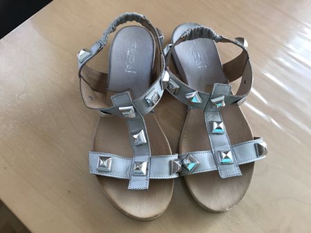 Trendige Tiliai Sandalen mit Nieten, Gr. 38, Sommer ☀️