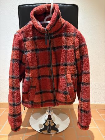 Veste polaire à carreaux rouge et noir
