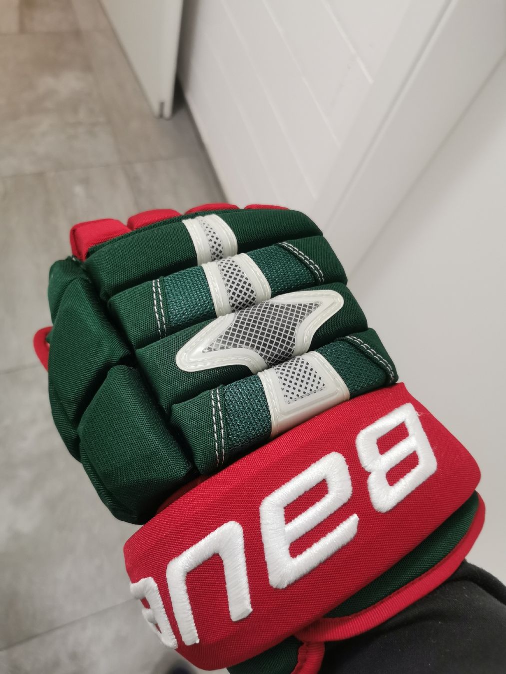 Bauer Altri accessori da uomo: Neuwertige BAUER NEXUS custom Handschuhe – Nuovo (secondo la descrizione) da Niederuzwil venduto da Muzzi15 1