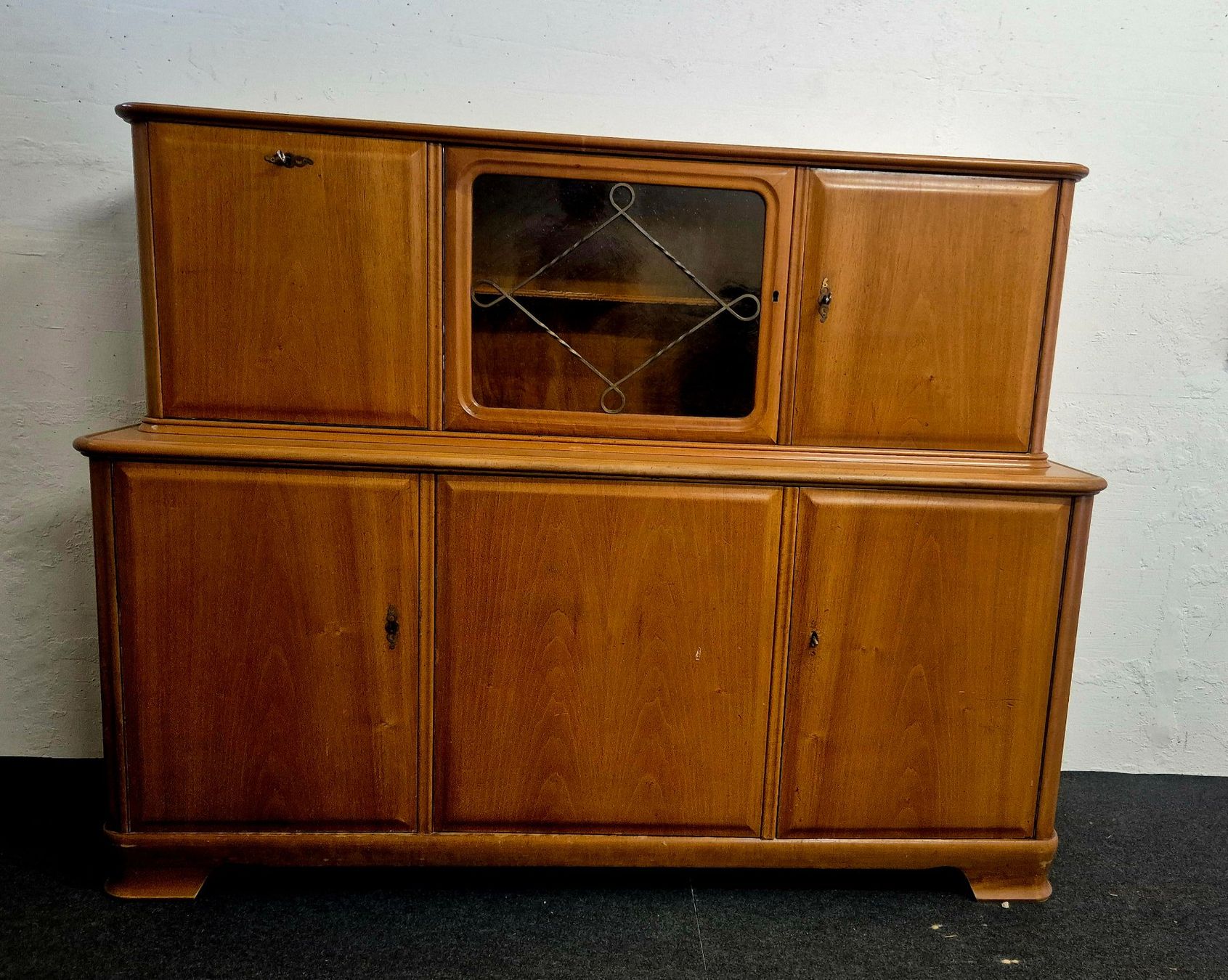 Buffets: Alter Buffetschrank – D'occasion à Auenstein par Y.C.