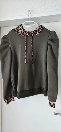Kapuzenpulli mit Puffärmel in Olivgrün mit Leo, Gr. XL = 44