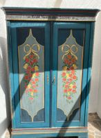 Bauernschrank, handbemalt mit Rosenmotiv